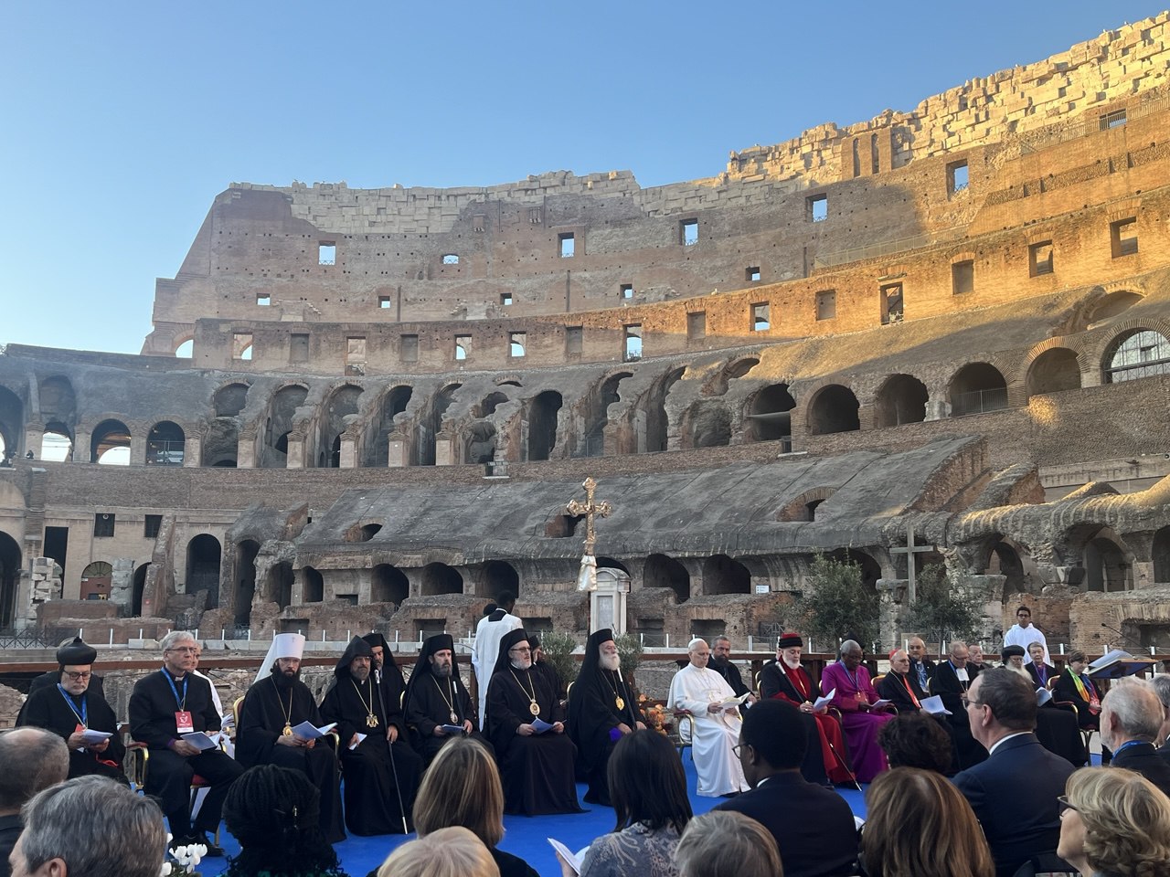 “Κανένας-πόλεμος-δεν-είναι-ιερός,-μόνο-η-ειρήνη-είναι-ιερή”:-Μήνυμα-από-το-Κολοσσαίο-της-Ρώμης-παρουσία-Ορθοδόξων-Προκαθημένων