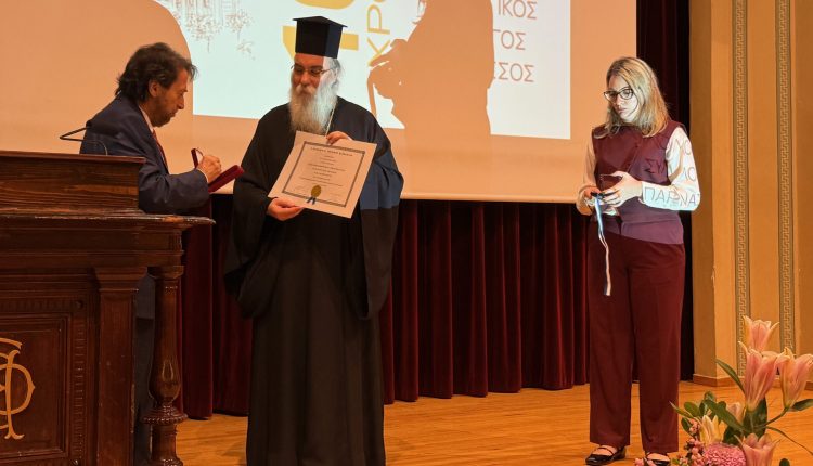 Ο-Φιλολογικός-Σύλλογος-ΠΑΡΝΑΣΣΟΣ-τίμησε-τον-Μητροπολίτη-Κισάμου-και-Σελίνου-Αμφιλόχιο