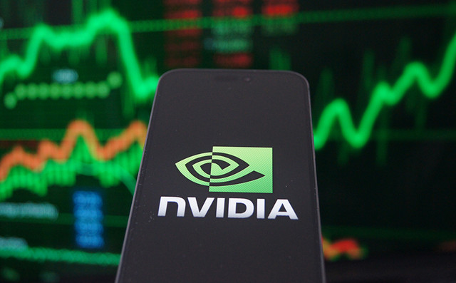 Ιστορικό-ορόσημο-για-την-nvidia:-Έγινε-η-πρώτη-εταιρεία-που-σπάει-το-φράγμα-των-$5-τρισ.-σε-κεφαλαιοποίηση