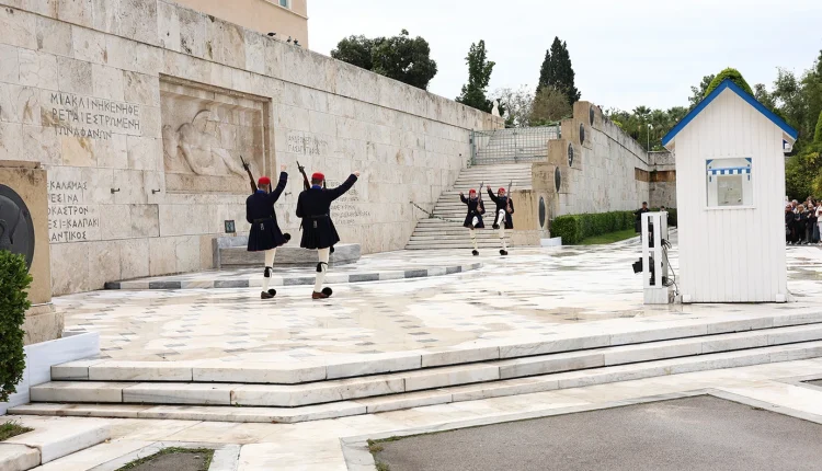 Νέα-πυρίμαχα-φυλάκια-θα-τοποθετηθούν-μπροστά-από-το-μνημείο-του-Αγνώστου-Στρατιώτη