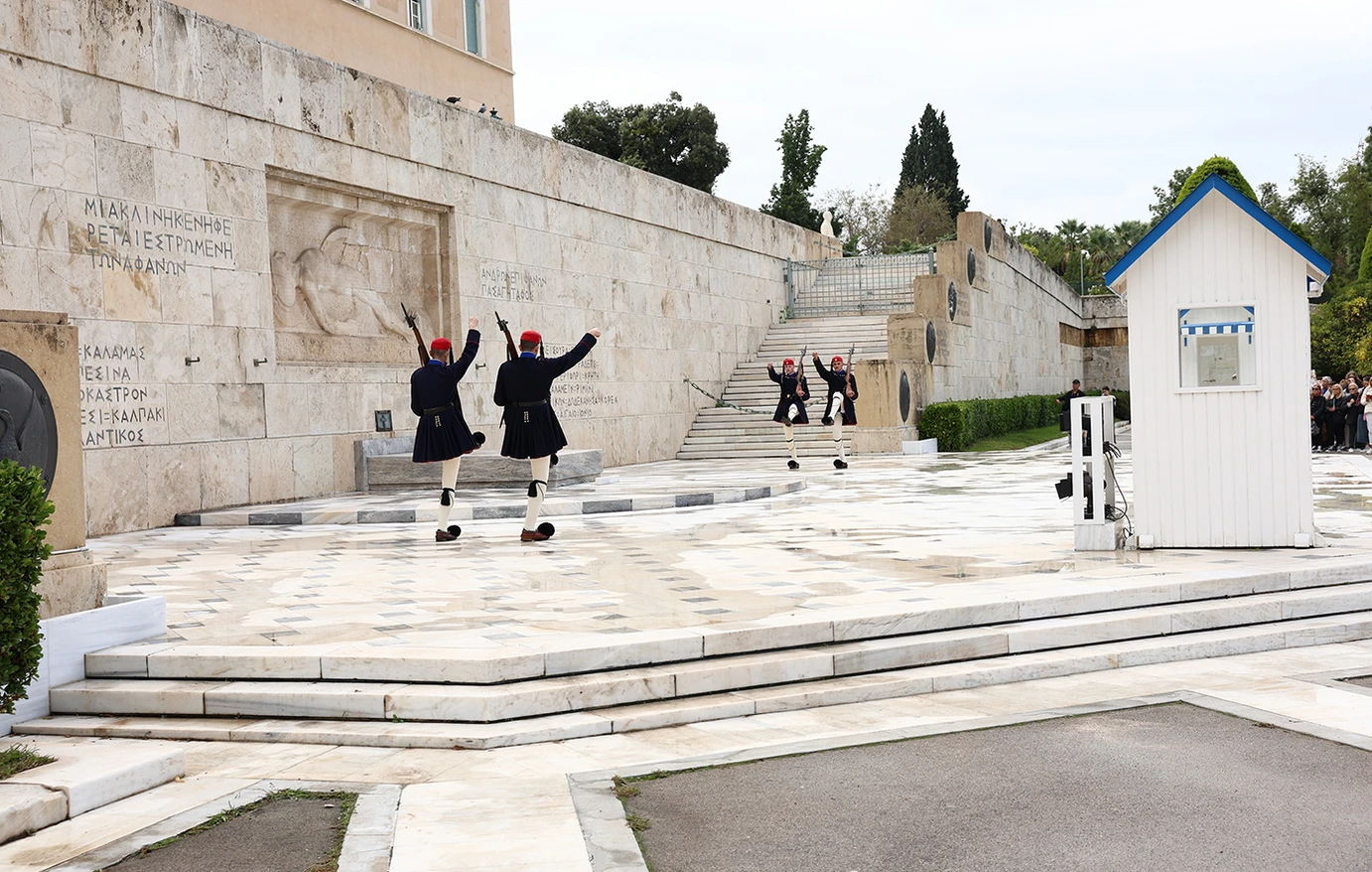 Νέα-πυρίμαχα-φυλάκια-θα-τοποθετηθούν-μπροστά-από-το-μνημείο-του-Αγνώστου-Στρατιώτη