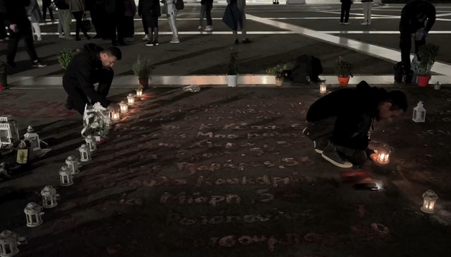 Συγκεντρώσεις-μνήμης-κάθε-βράδυ-για-τα-θύματα-των-Τεμπών-μπροστά-από-τη-Βουλή