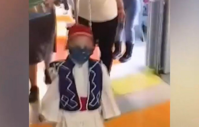 Συγκίνηση:-Ο-5χρονος-Γαβριήλ-που-δίνει-μάχη-με-τον-καρκίνο-έκανε-«παρέλαση»-ντυμένος-τσολιάς-στο-Ιπποκράτειο