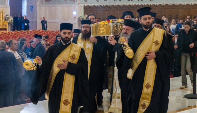 Βουκουρέστι:-Το-ιερό-λείψανο-του-Αγίου-Δημητρίου-του-Νέου-μεταφέρθηκε-στον-Εθνικό-Καθεδρικό-Ναό