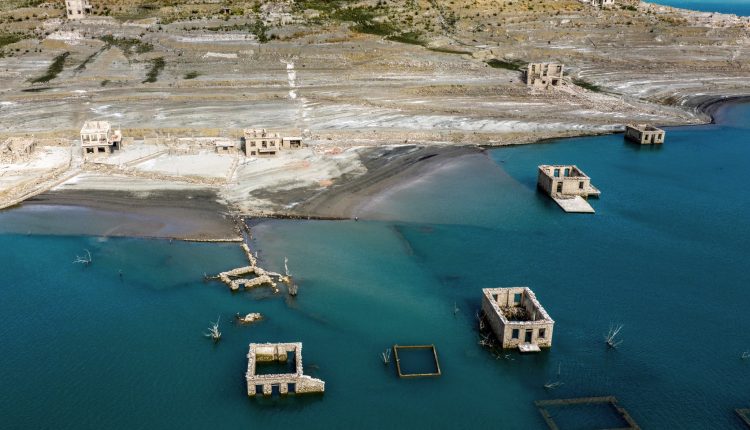 Το-eΡΤnews-στον-Μόρνο:-Η-παρατεταμένη-λειψυδρία-έφερε-στην-επιφάνεια-το-βυθισμένο-χωριό-Κάλλιο-–-Αποκαλυπτικές-εικόνες-–-ertnews.gr