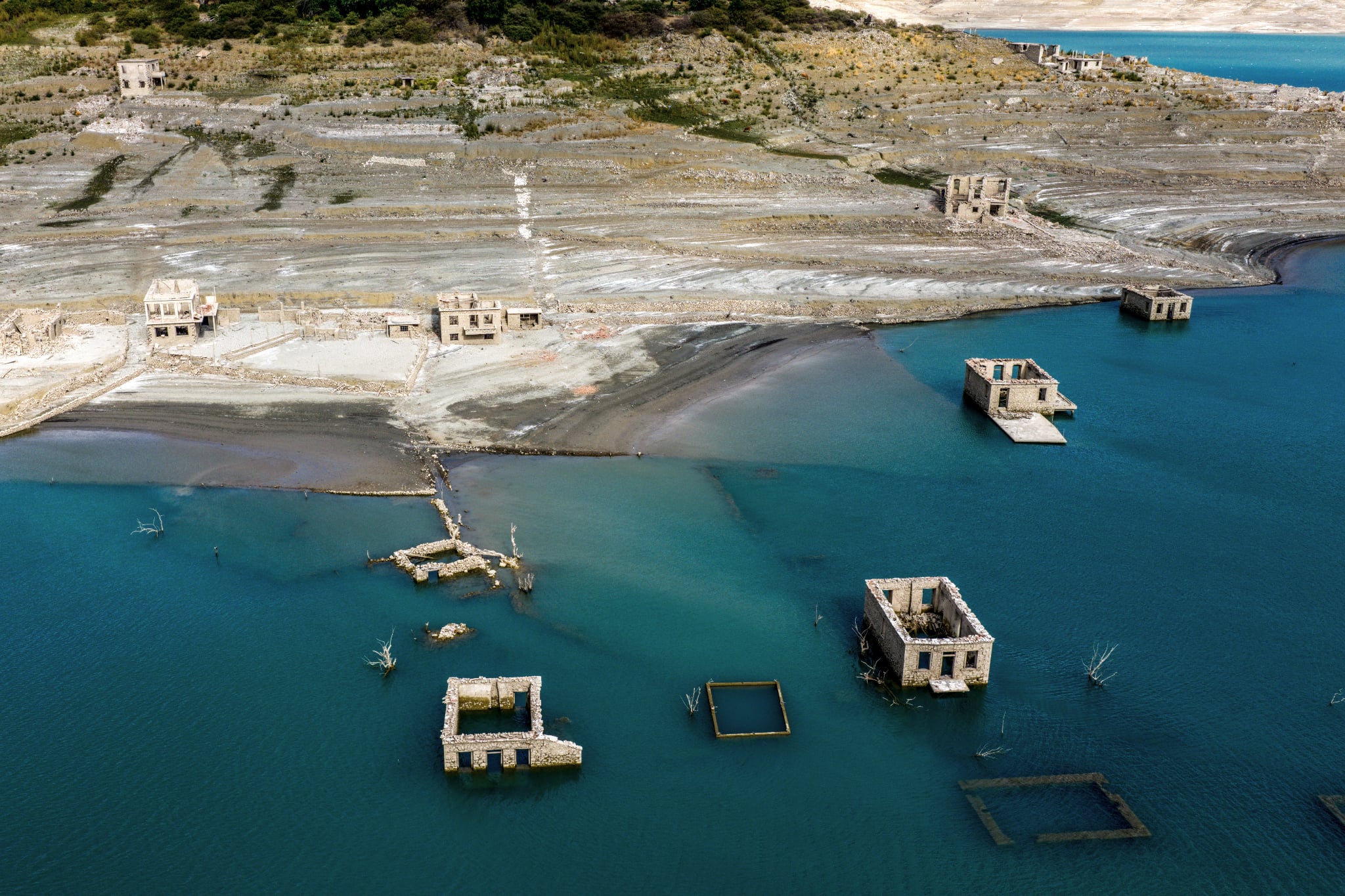 Το-eΡΤnews-στον-Μόρνο:-Η-παρατεταμένη-λειψυδρία-έφερε-στην-επιφάνεια-το-βυθισμένο-χωριό-Κάλλιο-–-Αποκαλυπτικές-εικόνες-–-ertnews.gr