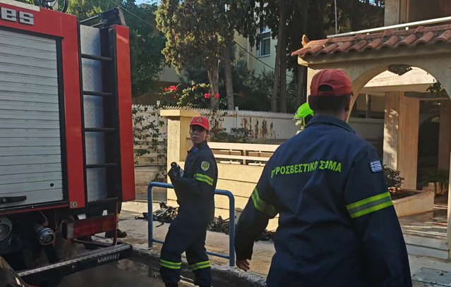 Ηρωική-επέμβαση-πυροσβεστών-στο-Παλαιό-Φάληρο:-«Έβγαλαν-δύο-ηλικιωμένους-από-τη-φωτιά,-ήρθαν-σε-τρία-λεπτά»