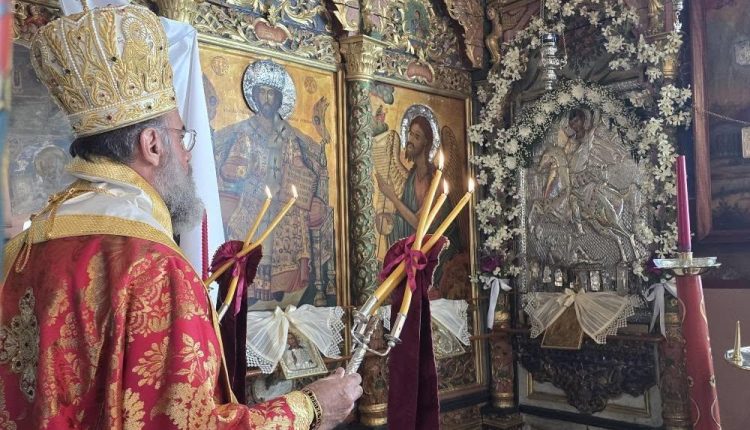 Στην-πανηγυρίζουσα-Ενορία-Αγίου-Δημητρίου-Σύμης-ο-Μητροπολίτης-Χρυσόστομος