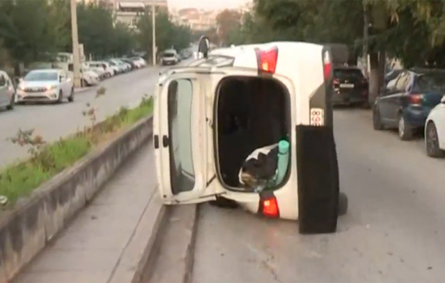 Αυτοκίνητο-αναποδογύρισε-στη-μέση-του-δρόμου-στη-Θεσσαλονίκη-–-Σώος-ο-οδηγός