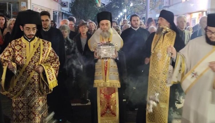 Η-Τίμια-Κάρα-του-Αγίου-Παντελεήμονος-στην-Ιερά-Μητρόπολη-Θεσσαλιώτιδος