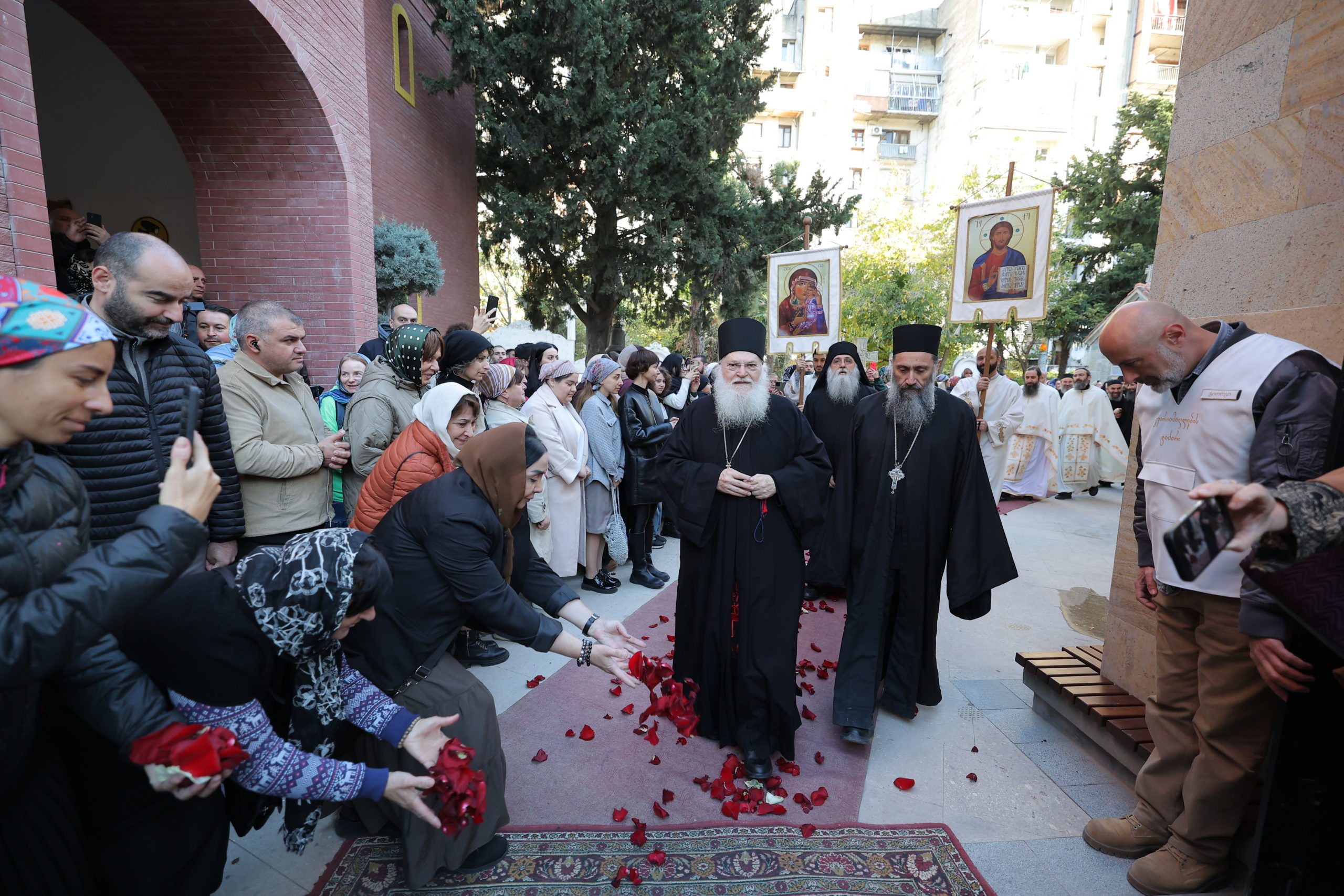 Πλήθος-Γεωργιανών-υποδέχθηκε-τον-Γέροντα-Εφραίμ-Βατοπαιδινό-στην-Τιφλίδα-(ΦΩΤΟ)