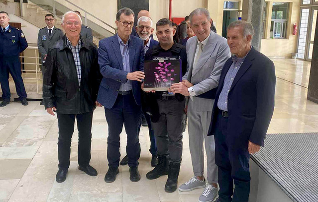 Αστυνομικός-που-έσωσε-15χρονο-από-φλεγόμενο-διαμέρισμα-στη-Θεσσαλονίκη,-τιμήθηκε-σήμερα-στο-Δικαστικό-Μέγαρο