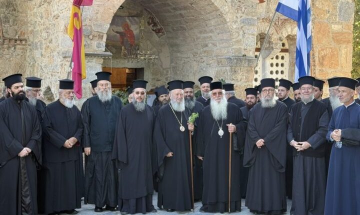 Ο-Μητροπολίτης-Χαλκίδος-με-ομάδα-προσκυνητών-στην-επαρχία-Λεβαδείας