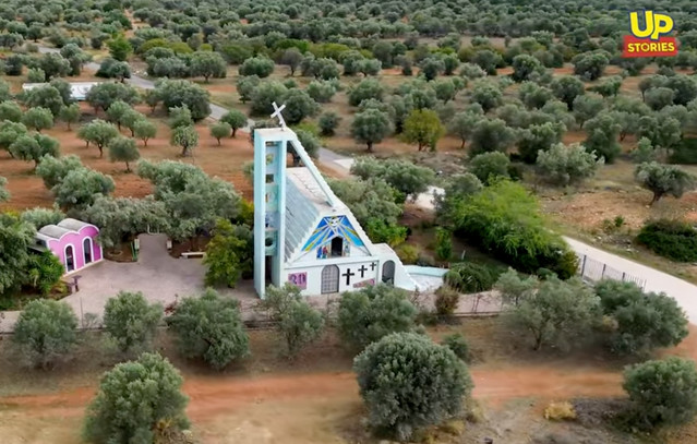 «Μαρία-της-Παιανίας»:-Η-αληθινή-ιστορία-πίσω-από-το-μικρό-γαλάζιο-κτίσμα-στο-νέο-βίντεο-της-up-stories