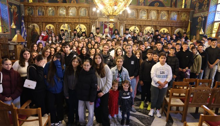 Προσήλθαν-200-έφηβοι-στην-Θεία-Λειτουργία-με-τον-Φωκίδος-Θεόκτιστο