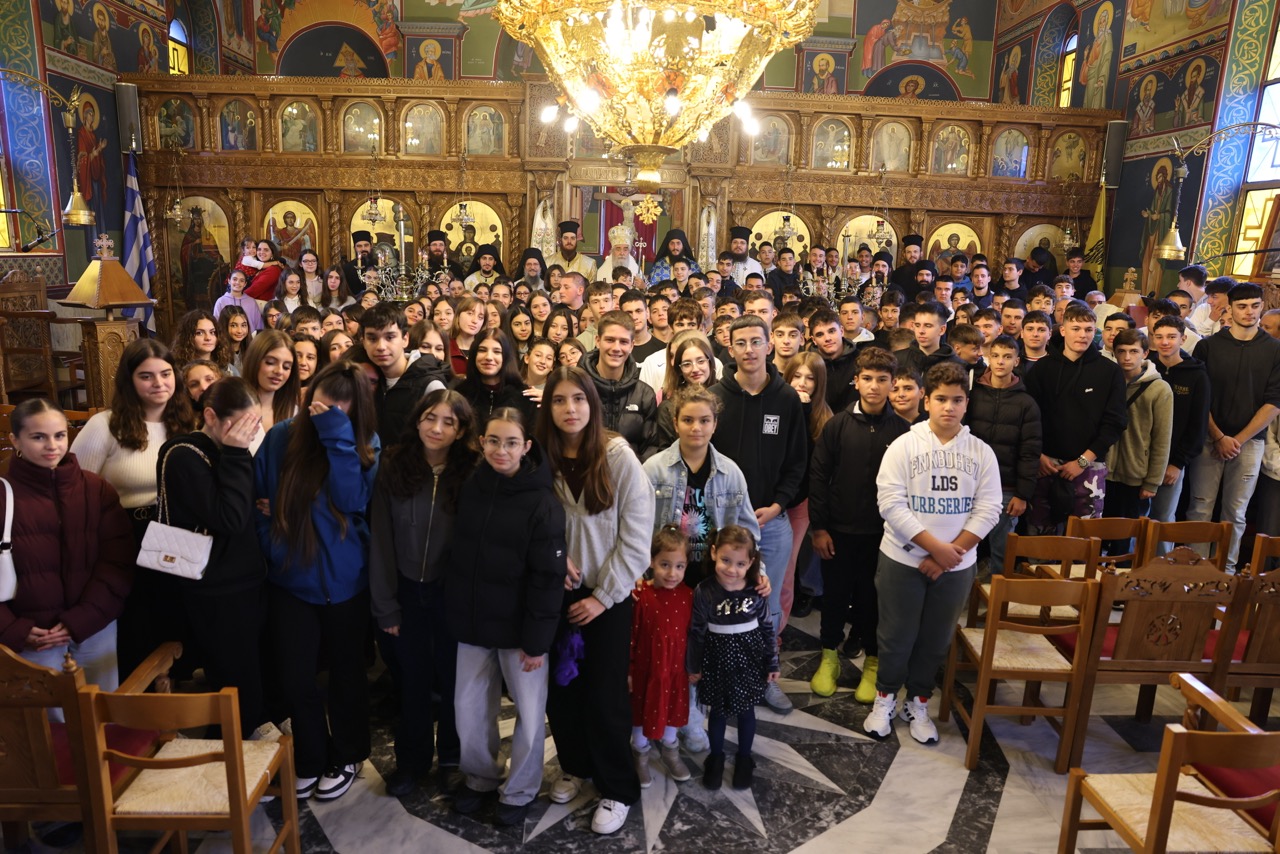 Προσήλθαν-200-έφηβοι-στην-Θεία-Λειτουργία-με-τον-Φωκίδος-Θεόκτιστο