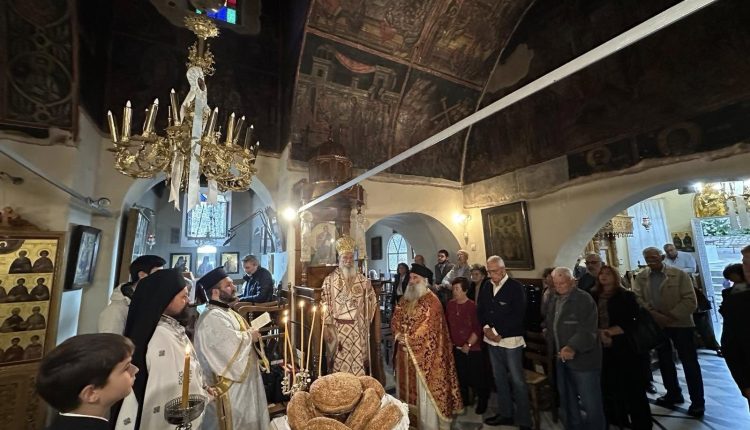 Ο-Μητροπολίτης-Ύδρας-στην-πανηγυρίζουσα-Ιερά-Μονή-Αγίων-Αναργύρων-Ερμιόνης