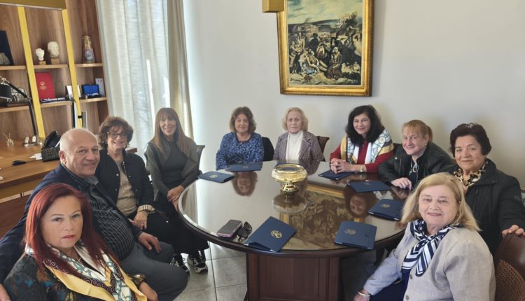 Αποστολή-αγάπης-στη-Χίο-από-τη-Φιλόπτωχο-Αδελφότητα-του-Τιμίου-Σταυρού-Μπρούκλιν