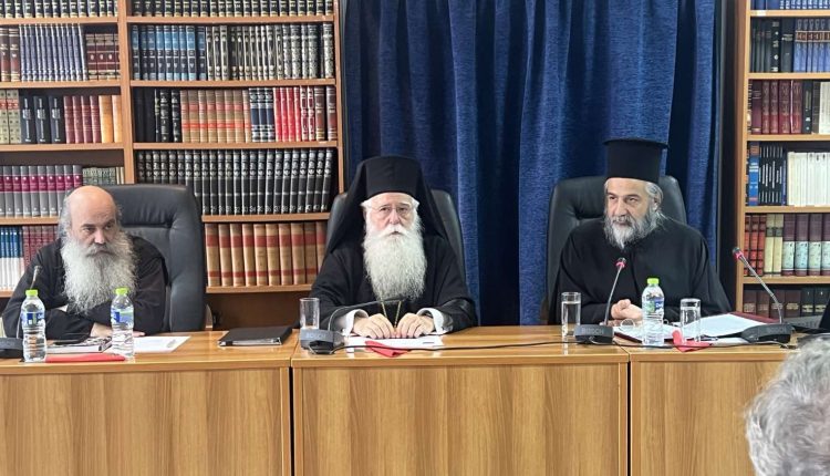 Η-Παλαιά-και-η-Καινή-Διαθήκη-στα-χέρια-των-Ιερέων-–-Β΄-Ιερατική-Σύναξη-της-Ιεράς-Μητροπόλεως-Δημητριάδος