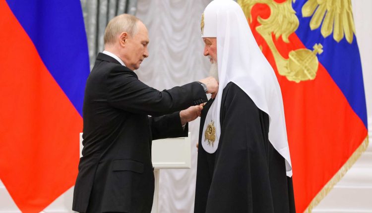 Ο-Πούτιν-βράβευσε-στο-Κρεμλίνο-τον-Πατριάρχη-Κύριλλο-για-τη-συμβολή-του-στην-ενότητα-του-ρωσικού-έθνους