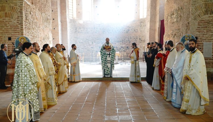 Ο-Θεσσαλονίκης-Φιλόθεος-ιερούργησε-στον-Ιερό-Ναό-του-Αγίου-Γεωργίου-–-Ροτόντα
