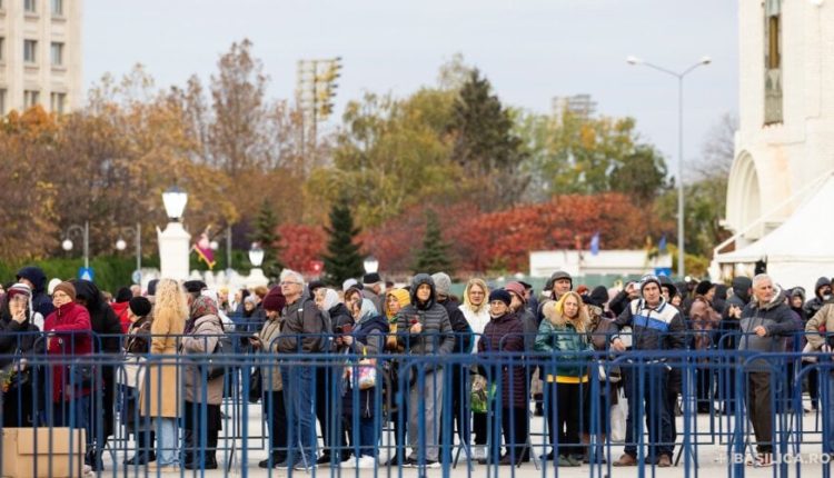 Βουκουρέστι:-Πάνω-από-290.000-προσκυνητές-πέρασαν-από-τον-Εθνικό-Καθεδρικό-σε-διάστημα-10-ημερών