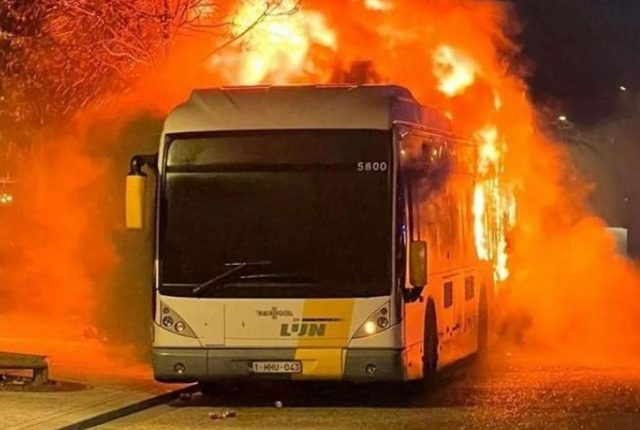 Φωτιά-σε-λεωφορείο-οπαδών-πριν-το-Μπριζ-Μπαρτσελόνα-–-Συνελήφθη-ύποπτος