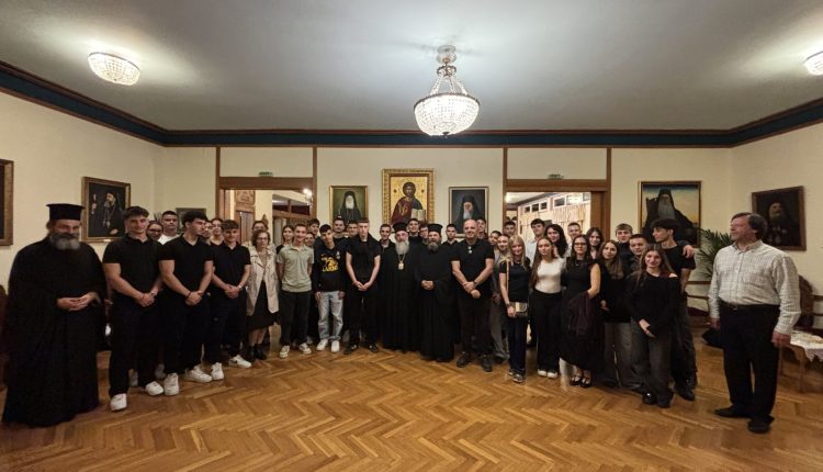 Σπουδαστές-της-Ριζαρείου-Εκκλησιαστικής-Σχολής-στον-Αρχιεπίσκοπο-Κρήτης