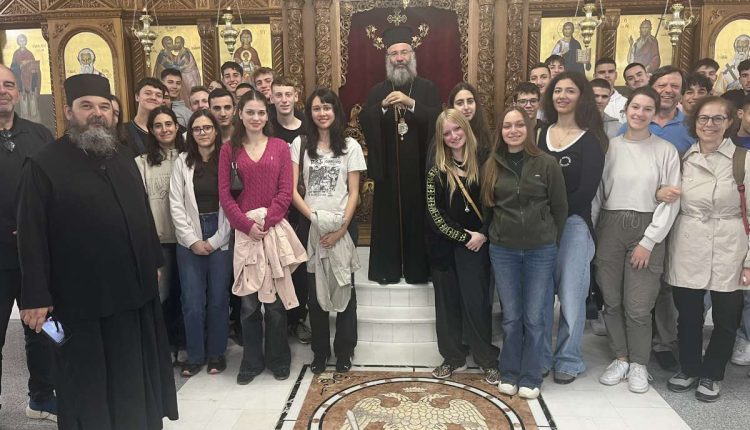 Καθηγητές-και-μαθητές-της-Ριζαρείου-στη-Μητρόπολη-Ρεθύμνης