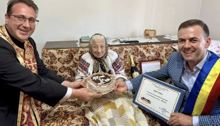 Ο-Μητροπολίτης-Τιργοβιστίου-μετέφερε-τις-ευλογίες-και-την-οικονομική-του-υποστήριξη-σε-ηλικιωμένη-που-έγινε-100-ετών