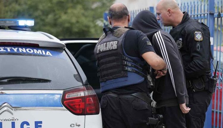 Θεσσαλονίκη:-Βρέθηκαν-φυσίγγια-και-γεμιστήρας-σε-πρατήριο-καυσίμων