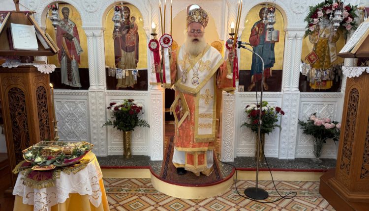 o-iεραπύτνης-Κύριλλος-στον-πανηγυρίζοντα-Ιερό-Ναό-Αγίου-Νεκταρίου-στον-Αγκαθιά-Παλαικάστρου-Σητείας