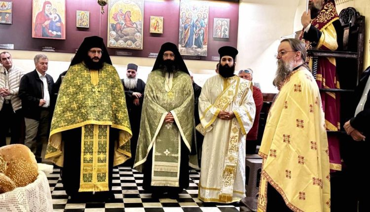 Ο-Μητροπολίτης-Θήρας-στον-πανηγυρίζοντα-Ιερό-Ναό-Αγίου-Μηνά-στα-Φηρά