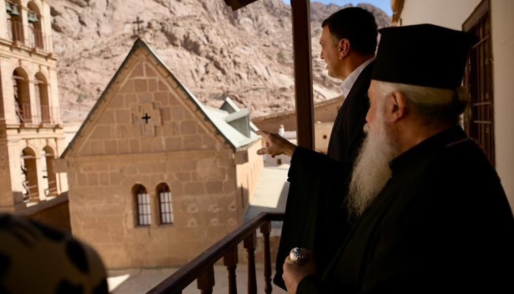 Στη-Μονή-Σινά-ο-Υπουργός-Ναυτιλίας-Βασίλης-Κικίλιας