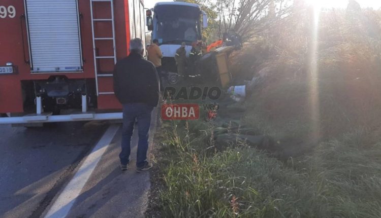 Σφοδρή-σύγκρουση-λεωφορείου-με-αγροτικό-–-Δύο-τραυματίες