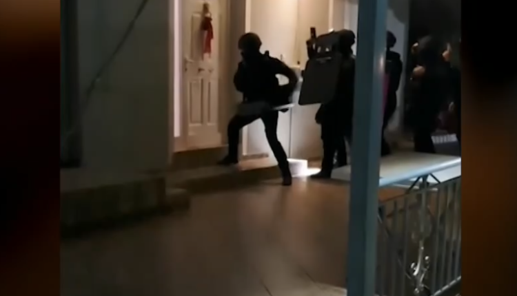 Νέο-βίντεο-από-την-έφοδο-των-αστυνομικών-σε-σπίτια-σπείρας-που-εξαπατούσε-ηλικιωμένους-–-40-συλλήψεις-σε-Αττική-και-Κορινθία-–-ertnews.gr