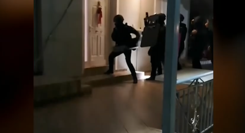 Νέο-βίντεο-από-την-έφοδο-των-αστυνομικών-σε-σπίτια-σπείρας-που-εξαπατούσε-ηλικιωμένους-–-40-συλλήψεις-σε-Αττική-και-Κορινθία-–-ertnews.gr