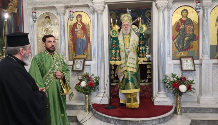 Ο-Μητροπολίτης-Σύρου-στον-πανηγυρίζοντα-Ιερό-Ναό-Αγίου-Φιλίππου-στο-Μπατσί-της-Άνδρου
