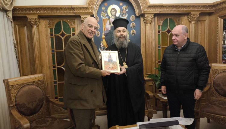 Ο-Υπουργός-Εθνικής-Άμυνας,-Νίκος-Δένδιας,-στον-Μητροπολίτη-Φλωρίνης-Ειρηναίο