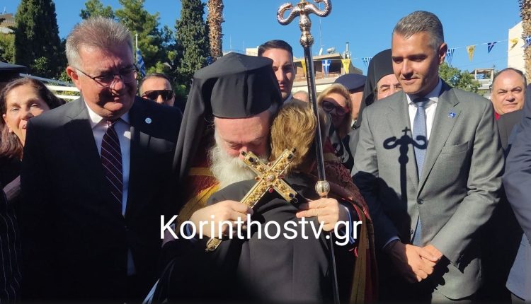Η-γιαγιά-του-νέου-Μητροπολίτη-Κορίνθου-Παύλου-ασπάζεται-τον-εγγονό-της-(ΒΙΝΤΕΟ)