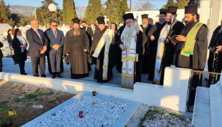 Ο-Κορίνθου-Παύλος-τέλεσε-Τρισάγιο-επί-του-τάφου-του-προκατόχου-του-κυρού-Διονυσίου