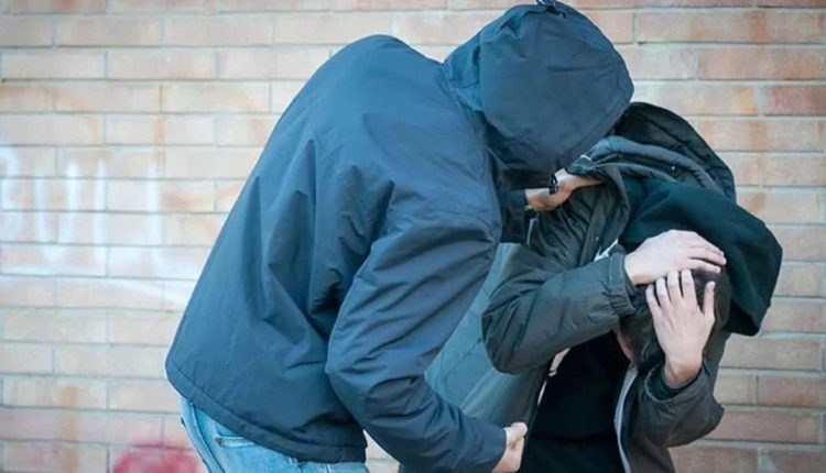 Πάτρα:-16χρονος-ξυλοκοπήθηκε-άγρια-σε-πλατεία-από-συνομήλικο-του