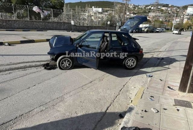 ΙΧ-«καρφώθηκε»-σε-κολόνα-στη-Λαμία-–-Γκρεμίστηκε-ο-στύλος,-διαλύθηκε-το-όχημα,-σώοι-οι-επιβαίνοντες