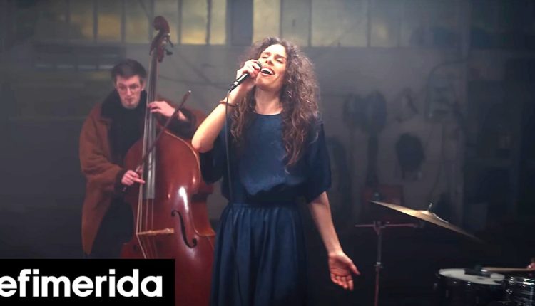 Δάφνη-Κριθαρά:-Η-σπουδαία-ελληνογαλλίδα-μουσικός,-με-τραγούδια-που-μεταφέρουν-τις-πιο-συγκινητικές-ιστορίες