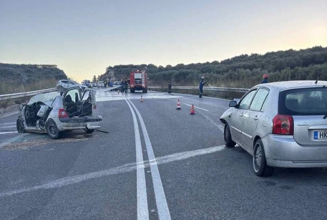 Πώς-έγινε-το-τροχαίο-δυστύχημα-στο-Ηράκλειο-Κρήτης-–-Συγκλονιστικές-φωτογραφίες-και-βίντεο-λίγα-λεπτά-μετά-τη-σφοδρή-σύγκρουση
