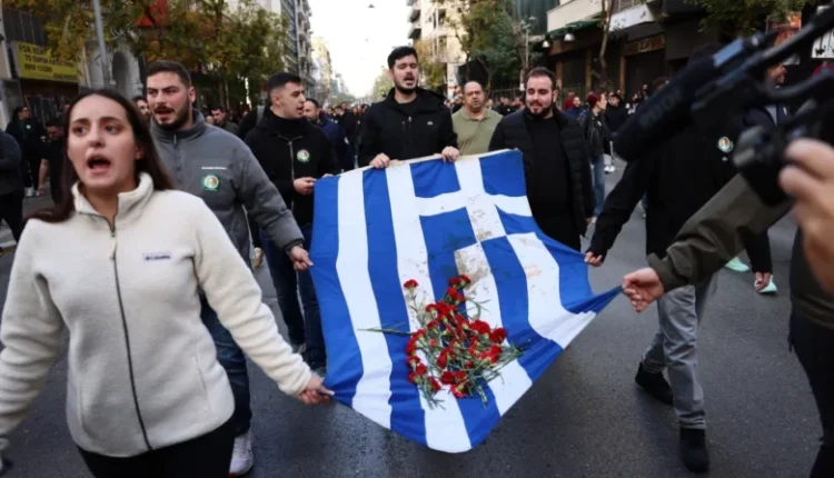 Επέτειος-Πολυτεχνείου:-Ξεκίνησε-η-πορεία-με-την-αιματοβαμμένη-σημαία-προς-την-αμερικανική-πρεσβεία