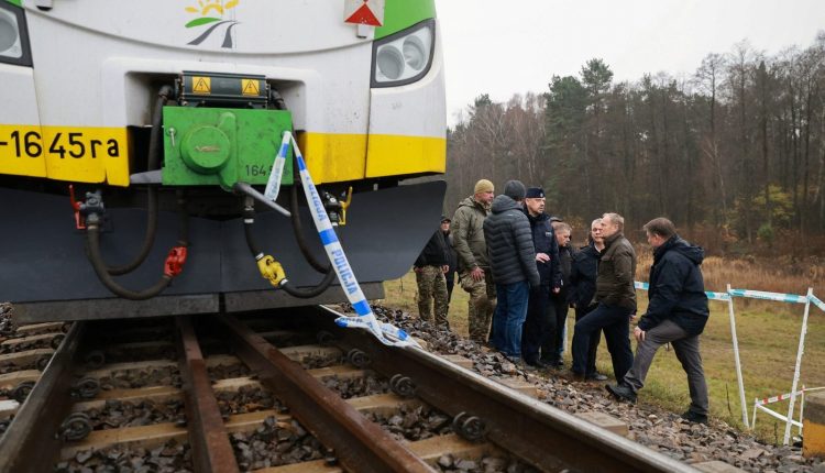 Πολωνία:-Σαμποτάζ-«για-λογαριασμό-ξένων-δυνάμεων»-η-έκρηξη-στη-σιδηροδρομική-γραμμή
