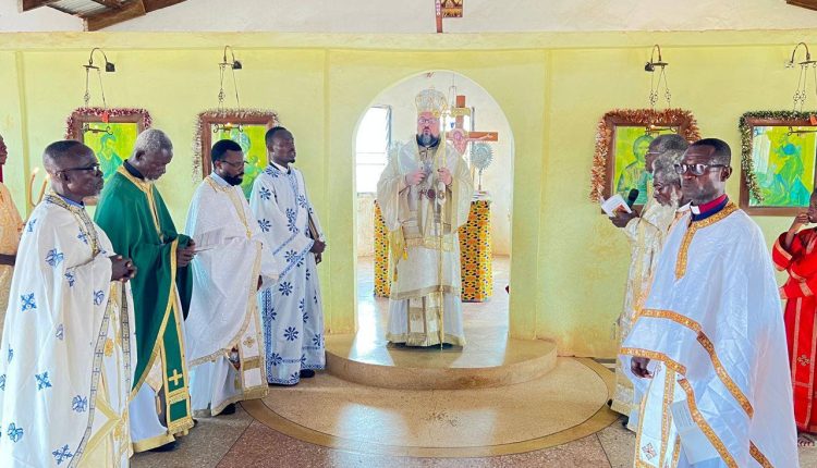 Ο-Μητροπολίτης-Άκκρας-στην-πανηγυρίζουσα-Ενορία-του-Ευαγγελιστού-Ματθαίου-στην-κεντρική-Γκάνα