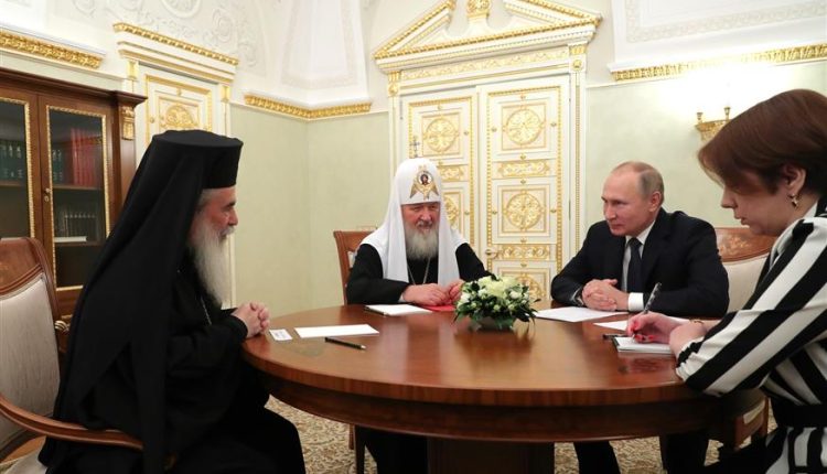 Ο-Πούτιν-απονέμει-το-παράσημο-του-Τάγματος-Φιλίας-της-Ρωσικής-Ομοσπονδίας-στον-Πατριάρχη-Ιεροσολύμων-Θεόφιλο