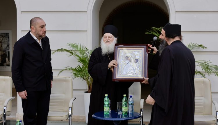 Ο-Γέροντας-Εφραίμ-στο-Δημοτικό-Συμβούλιο-Τιφλίδος-(ΦΩΤΟ)